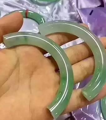 女子试戴30万玉镯摔断吓晕追问:真要赔这么多吗 女子试戴30万玉镯摔断吓晕追问:真要赔这么多吗